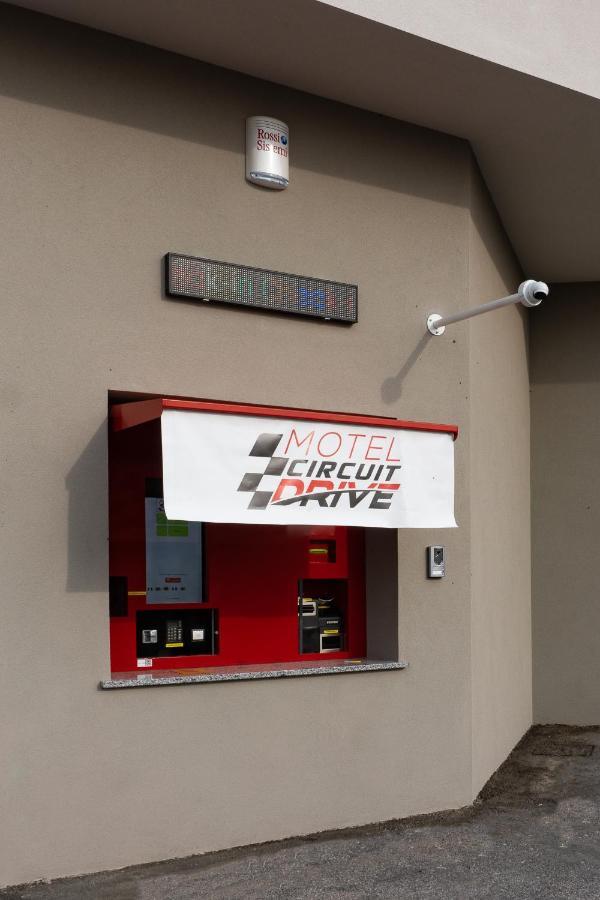 Motel Circuit Drive